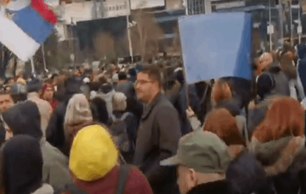 GLAS JAVNOSTI UŽIVO, PROTEST U BEOGRADU: 'Svetska <span style='color:red;'><b>povorka</b></span> PROTIV RESTRIKTIVNIH MERA'! (VIDEO)